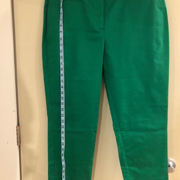 NWT Simply vera vera Wang capris
Kelly green
Perfect spring staple. - Picture 2 of 12